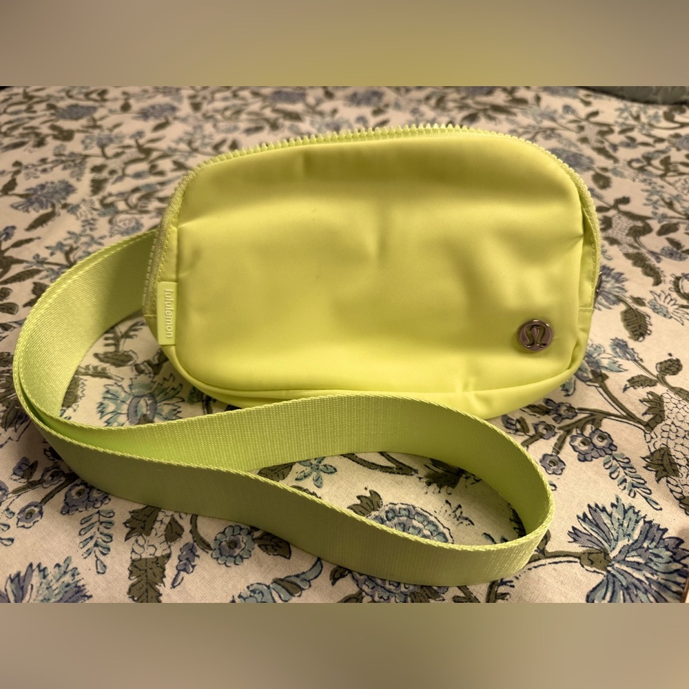 Lululemon belt bag 1L neon yellow/green